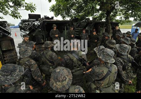 111124Zr315-084 PUETRO BARRIOS, Guatemala (24 novembre 2011) U.S. Marines assegnati alla Special Purpose Marine Air Ground Task Force spiegano le capacità dei loro veicoli d'assalto anfibio ai membri delle forze speciali guatemalteche come parte di uno scambio di esperti in materia. I Marines stanno sostenendo Amphibious-Southern Partnership Station 2012, un dispiegamento annuale di risorse navali statunitensi nell'area di responsabilità del Southern Command. Foto Stock