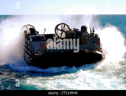 0907175538K-012 OCEANO PACIFICO (17 luglio 2009) Un cuscino d'aria per imbarcazioni da sbarco si prepara ad entrare nel ponte del pozzo della nave da carico anfibia USS Denver (LPD 9) durante un esercizio di addestramento Talisman Saber 2009. Talismano Saber è un'esercitazione militare congiunta biennale tra Stati Uniti e Australia incentrata sull'interoperabilità operativa e tattica. Foto Stock