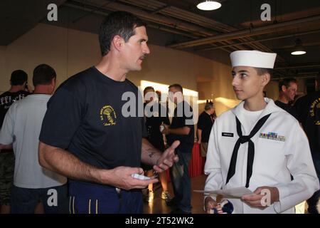 Anaheim, Anaheim Angels, Angel Stadium, Baseball, Cadetti, California, display, Leap Frogs, Navy SEAL, paracadute, Parachute Rigger, SEAL, Special Warfare Combatant-Craft Crewman, SWCC, U.S. Naval Sea Cadet Corps, U.S. Navy Parachute Team Foto Stock