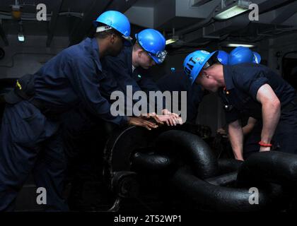 1005117103C-051 PACIFIC OCEAN (11 maggio 2010) i marinai del dipartimento di coperta della portaerei USS George Washington (CVN 73) assicurano un'ancora nella preclusione della nave durante un test di caduta dell'ancora. George Washington è in corso nell'Oceano Pacifico occidentale per prove in mare a seguito di una disponibilità limitata selettiva. La nave è schierata in avanti nelle attività della flotta, Yokosuka. Foto Stock