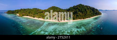 Vista sulla spiaggia dell'isola di Koh Kradan in Thailandia, vista aerea sull'isola di Koh Kradan Trang votata nel 2023 come la prima spiaggia al mondo Foto Stock