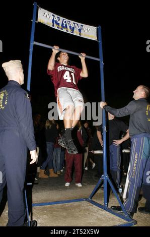 0910305366K-155 ANNAPOLIS, Mod. (30 ottobre 2009) Uno studente si ritira come Cmdr. Robert Kaminski e Jim Woods, assegnati alla U.S. Navy Parachute Team, le Leap Frogs, tenete il conto. I Leap Frogs tennero una dimostrazione di paracadute durante la cerimonia di apertura di una partita di calcio nella scuola per sensibilizzare sulla Naval Special Warfare. I Leap Frogs hanno sede a San Diego ed eseguono manifestazioni di paracadutismo in caduta libera in tutti gli Stati Uniti. Foto Stock