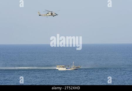 0910149500T-018 GOLFO DI ADEN (14 ottobre 2009) un SH-60B Sea Hawk assegnato alla Helicopter Anti-Submarine Squadron Light (HSL) 48 e imbarcato a bordo della USS Anzio (CG 68), sorvola un dhow sospetto nel Golfo di Aden. Anzio è il fiore all'occhiello della Combined Joint Task Force 151, una task force multinazionale istituita per condurre operazioni contro la pirateria al largo delle coste somale. Foto Stock