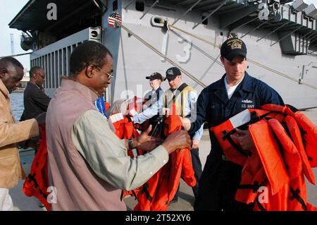 0902061655H-705 DAKAR, Senegal (6 febbraio 2009) i marinai assegnati al molo di trasporto anfibio USS Nashville (LPD 13) passano giubbotti di salvataggio ai biologi marini senegalesi prima di salire a bordo di una barca gonfiabile con scafo rigido. Africa Partnership Station e la National Administration for Oceanic Observation stanno lavorando con biologi marini locali. Nashville è schierata come parte dell'Africa Partnership Station, un'iniziativa internazionale sviluppata da Naval Forces Europe e Naval Forces Africa che mira a collaborare con gli Stati Uniti e i partner internazionali per migliorare la sicurezza e la sicurezza marittima Foto Stock