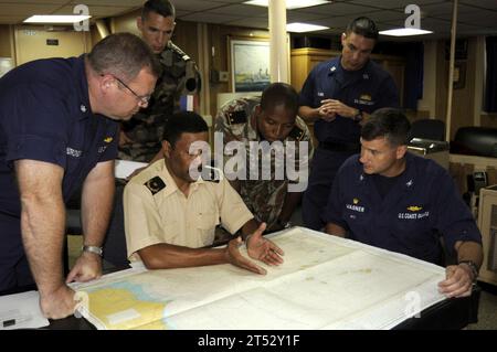 0806072443T-001 MINDELO, Capo Verde (7 giugno 2008) il capitano della Guardia Costiera Robert Wagner, Right, ufficiale comandante della Guardia Costiera Cutter USCG Dallas (WHEC 716), e gli ufficiali delle forze dell'ordine discutono le tattiche durante un briefing operativo a bordo della nave. Dallas è schierata sotto la direzione del comandante, U.S. Naval Forces Europe, 6h Fleet Supporting Africa Partnership Station (APS), un'iniziativa volta a rafforzare i partenariati marittimi globali attraverso la formazione e altre attività di collaborazione al fine di migliorare la sicurezza e la sicurezza marittima globali. Guardia costiera degli Stati Uniti Foto Stock