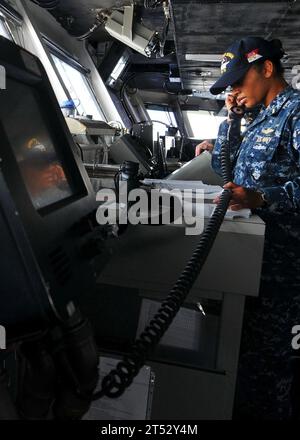 2011) ENS. Claudia Garcasrios, 110531EE987-016 GOLFO PERSICO (maggio 31, ponte, Columbia, da Cordoba, marinai, U.S. Navy, utilizza un telefono con utente vocale integrato (IVUT) per trasmettere un messaggUSS Ronald Reagan (CVN 76) Foto Stock