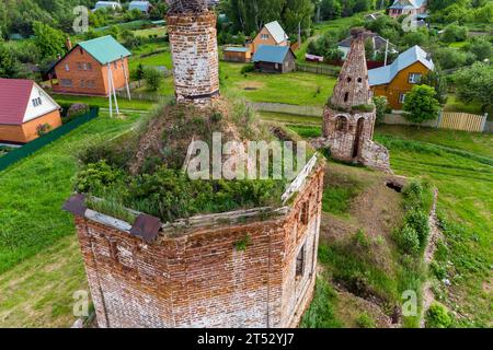 Rovine di un'antica chiesa ortodossa nella regione di Kaluga, in Russia. Vista aerea di una chiesa abbandonata in campagna Foto Stock