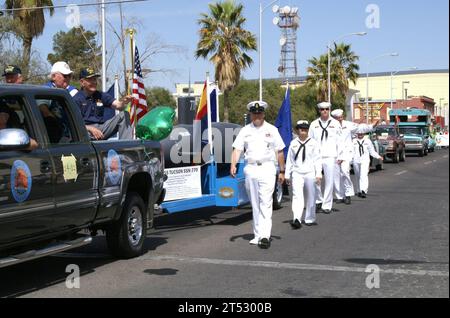 0703175324D-002 TUCSON, Ariz. (17 marzo 2007) - i marinai del sottomarino ad attacco rapido classe Los Angeles USS Tucson (SSN 770) e del Navy Operational Support Center Tucson prendono parte all'annuale St. Patrick's Day Parade. I marinai erano presenti per festeggiamenti congruenti con la Tucson Navy Week. La settimana è una delle 26 settimane della Marina pianificate in tutta l'America nel 2007. Navy Week è stato progettato per mostrare agli americani gli investimenti che hanno fatto nella loro Marina e aumentare la consapevolezza nelle città che non hanno una presenza significativa della Marina. Marina degli Stati Uniti Foto Stock