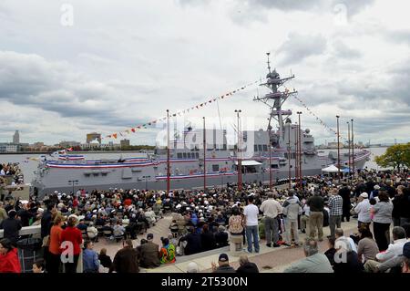 0910108273J-122 PHILADELPHIA (10 ottobre 2009) il cacciatorpediniere missilistico guidato classe Arleigh Burke USS Wayne E. Meyer (DDG 108) è ormeggiato presso Penn's Landing per la sua cerimonia di messa in servizio a Filadelfia. Foto Stock