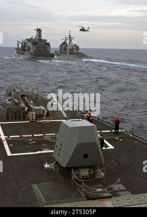 0904231531D-037 PACIFIC OCEAN (23 aprile 2009) i marinai a bordo del cacciatorpediniere missilistico guidato classe Arleigh Burke USS Preble (DDG 88) si preparano a venire a fianco dell'oliatore di rifornimento della flotta del Military Sealift Command USNS Rappahannock (T-AO 204), in alto a sinistra, durante un rifornimento in mare tra Preble, Rappahannock e l'incrociatore missilistico guidato classe Ticonderoga USS Antietam (CG 54). Preble e Antietam fanno parte del John C. Stennis Carrier Strike Group e sono impegnati in uno schieramento programmato di sei mesi nell'Oceano Pacifico occidentale. Foto Stock