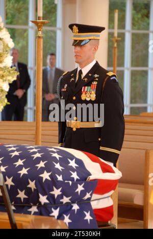 0612290607L-004 Palm Desert, California (29 dicembre 2006) - il capitano Christopher Brooke del 3rd U.S. Infantry Regiment, noto anche come ТThe Old Guard, У si trova all'attenzione vicino allo scrigno dell'ex presidente Ford durante la cerimonia di arrivo a St.. Margaret's Episcopal Church a Palm Desert, California. Più di 500 membri militari sono a Palm Desert a sostegno della parte californiana dei funerali di Stato per l'ex presidente Gerald R. Ford. L'esercito sta fornendo supporto cerimoniale, logistico e di sicurezza per onorare e rendere omaggio all'ex comandante in capo e alla famiglia Ford. Ford e' morto Foto Stock