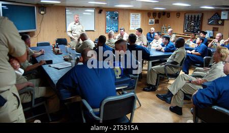 0612153228J-090 aprile Harbor, Guam (15 dicembre 2006) Р sottomarino USS Frank Cable (AS 40) il comandante capo del comando Mark Fiorey incontra i membri del casino del capo della nave per discutere lo stato dei marinai che hanno subito gravi ustioni a vapore durante un'esplosione di caldaia a bordo del 1 dicembre. Fiorey è recentemente tornato da una visita di 8 giorni con i marinai e le loro famiglie al Brooke Army Medical Center di San Antonio, Texas. Dei sei marinai che sono stati mandati lì per cure, uno è stato rilasciato per il trattamento dei pazienti e uno è morto il 7 dicembre. I quattro marinai rimasti sono in condizioni critiche. Frank CA Foto Stock