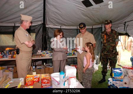 0710246843I-019 SAN DIEGO (24 ottobre 2007) – la Rep. Susan Davis e l'Adm. Len Herring, comandante della regione della Marina sud-occidentale, visitano un rifugio in tenda presso la base navale anfibia Coronado. Il rifugio è stato costruito per ospitare più di 100 famiglie militari in fuga dagli incendi in tutta la California meridionale. Marina degli Stati Uniti Foto Stock