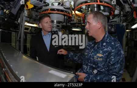 1007287705S-017 NORFOLK (28 luglio 2010) Cmdr. Paul Whitescarver, ufficiale comandante del sottomarino d'attacco della classe Los Angeles USS Scranton (SSN 756), spiega le operazioni della sala di controllo a Juan M. Garcia III, Assistente Segretario della Marina per gli affari della manodopera e della riserva, durante un tour della nave. Garcia era nell'area di Hampton Roads per una conferenza e per visitare i capi militari. Foto Stock