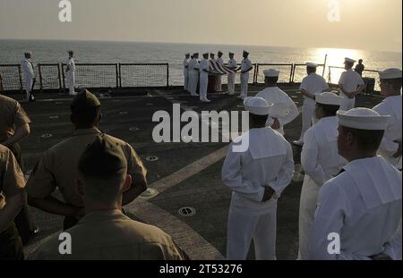 110822AG285-321 GOLFO DI ADEN (22 agosto 2011) marinai e marines si fermano in parata durante una cerimonia di sepoltura in mare per tre veterani della Marina degli Stati Uniti a bordo della nave da sbarco anfibio USS Whidbey Island (LSD 41). Whidbey Island è schierata come parte del Bataan Amphibious Ready Group, sostenendo le operazioni di sicurezza marittima e gli sforzi di cooperazione per la sicurezza del teatro nell'area di responsabilità della 5th Fleet. Foto Stock