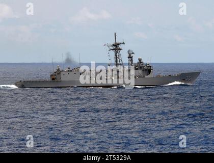 0807134236E-191 OCEANO ATLANTICO (13 luglio 2008) la fregata missilistica guidata USS Underwood (FFG 36) fuma nell'Oceano Atlantico durante l'esercitazione di addestramento per unità composite dell'Iwo Jima Expeditionary Strike Group (COMPTUEX). COMPTUEX offre un ambiente di formazione realistico per garantire che il gruppo di sciopero sia in grado e pronto per l'implementazione pianificata. Marina degli Stati Uniti Foto Stock