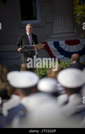 1010195549O-071 ATHENS, GA. (19 ottobre 2010) Segretario della Marina (SECNAV) l'onorevole Ray Mabus pronuncia il discorso chiave durante una cerimonia di riconoscimento per la transizione della base della U.S. Naval Supply Corps School all'Università della Georgia. La laurea finale dei tirocinanti della Supply Corps School sarà il 29 ottobre. Foto Stock