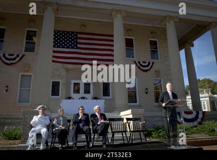 1010195549O-080 ATHENS, GA. (19 ottobre 2010) Segretario della Marina (SECNAV) l'onorevole Ray Mabus pronuncia il discorso chiave durante una cerimonia di riconoscimento per la transizione della base della U.S. Naval Supply Corps School all'Università della Georgia. La laurea finale dei tirocinanti della Supply Corps School sarà il 29 ottobre. Foto Stock