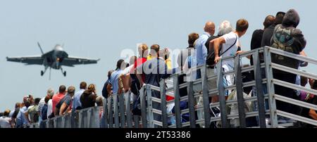 0706022984R-003 ATLANTIC OCEAN (2 giugno 2007) - i membri della famiglia e l'equipaggio guardano le operazioni di volo come parte della dimostrazione di potenza aerea durante la crociera Friends and Family Day a bordo della portaerei classe Nimitz USS Harry S. Truman (CVN 75). I marinai portarono i loro amici e la loro famiglia a bordo di Truman in modo che potessero vivere una giornata nella vita di un marinaio. Marina degli Stati Uniti Foto Stock
