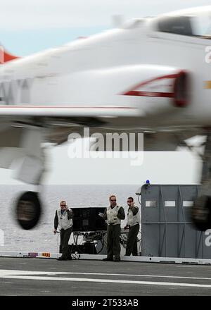 1003073885H-097 ATLANTIC OCEAN (7 marzo 2010) Landing Signal Officer osservano un T-45C Goshawk velivolo da addestramento assegnato al Training Wing (TRAWING) 1 atterra a bordo della portaerei USS George H.W. Bush (CVN 77). George H.W. Bush è in corso nell'Oceano Atlantico a sostegno delle operazioni di addestramento della flotta. Foto Stock