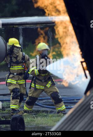 0807305253W-011 ATSUGI, Giappone (30 luglio 2008) i vigili del fuoco assegnati al Comandante delle forze navali del Dipartimento regionale dei vigili del fuoco del Giappone combattono un fuoco simulato di aerei presso la Naval Support Facility Kamiseya. La formazione annuale garantisce che il personale della Marina e dei vigili del fuoco reagisca correttamente in caso di incidente effettivo. Foto Stock