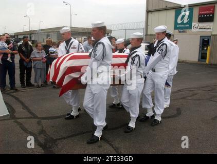 0707191755G-001 INDIANAPOLIS (19 luglio 2007) - una guardia d'onore assegnata al Navy Operational Support Center di Indianapolis porta lo scrigno del Fireman di terza classe Alfred Eugene Livingston ad una folla dopo il suo arrivo all'Aeroporto Internazionale di Indianapolis. Livingston fu ucciso il 7 dicembre 1941 nell'attacco a Pearl Harbor, Hawaii. Livingston era un marinaio a bordo della USS Oklahoma (BB-39). Marina degli Stati Uniti Foto Stock