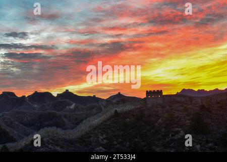 CHENGDE, CINA - 3 NOVEMBRE 2023 - la grande Muraglia di Jinshanling all'alba nella città di Chengde, provincia di Hebei, Cina, 3 novembre 2023. Foto Stock