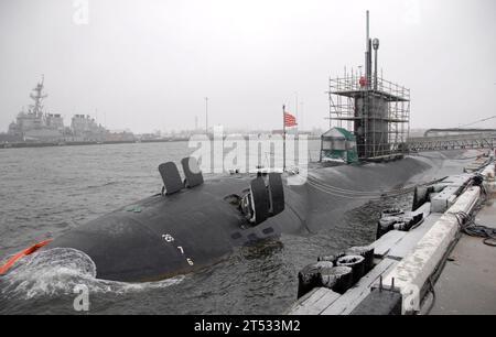 1012137705S-003 NORFOLK (13 dicembre 2010) il sottomarino d'attacco della classe Los Angeles USS Montpelier (SSN 765) è piersside presso la Naval Station Norfolk come una tempesta invernale porta la neve nella regione di Hampton Roads. Foto Stock