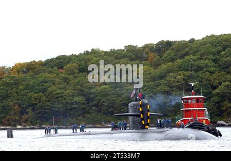 1010157516W-035 GROTON, Conn. (15 ottobre 2010) il sottomarino d'attacco della classe Los Angeles USS Pittsburgh (SSN 720) arriva alla base navale sottomarina New London dopo un dispiegamento programmato di sei mesi. (Marina degli Stati Uniti Foto Stock