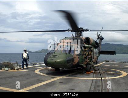 1002250000N-002 DILI, Timor Est (25 febbraio 2010) i piloti dell'Australian International Security Force conducono le qualifiche di atterraggio a bordo della fregata missilistica guidata USS Reuben James (FFG 57) dopo un scalo a Dili, Timor Est. Reuben James sta conducendo operazioni nell'area di responsabilità della settima flotta degli Stati Uniti. (Marina degli Stati Uniti Foto Stock