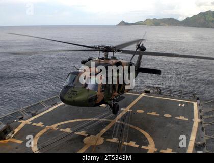 1002250000N-001 DILI, Timor Est (25 febbraio 2010) la fregata missilistica guidata USS Reuben James (FFG 57) conduce le qualifiche di atterraggio con piloti dell'Australian International Security Force. Reuben James sta conducendo operazioni nell'area di responsabilità della settima flotta degli Stati Uniti a sostegno della strategia marittima. (Marina degli Stati Uniti Foto Stock