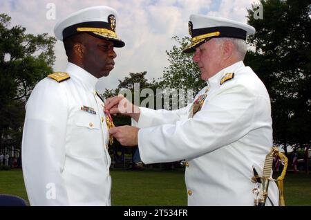 0807110506A-118 WASHINGTON (11 luglio 2008) Vice Adm. Robert T. Conway Jr., comandante, Naval Installations Command, assegna il retroammiraglio Earl L. Gay, 86th Commandant of Naval District Washington (NDW), con la Legion of Merit alla cerimonia di cambio di comando della NDW all'ammiraglio Leutze Park presso il Washington Navy Yard. Patrick J. Lorge sollevò Gay per diventare il 87° Comandante della NDW. Marina degli Stati Uniti Foto Stock