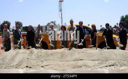 1008138607R-040 SAN DIEGO (13 agosto 2010) ospiti onorati, tra cui il comandante della base navale Coronado il capitano Yancy Lindsey e la rappresentante degli Stati Uniti Susan Davis (D-Calf.) Il terreno di sosta per la costruzione della nuova struttura combinata di alloggi per scapoli presso la Naval Air Station North Island. L'Housing fa parte dell'iniziativa NavyХs homeport Shore volta a far sì che tutti i marinai qualificati classificati e-4 e inferiori siano assegnati alle navi in caserme per migliorare la loro qualità di vita. Foto Stock