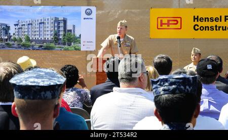 1008138607R-005 SAN DIEGO (13 agosto 2010) il capitano Yancy Lindsey, comandante della base navale Coronado, si rivolge ai membri del servizio e agli ospiti durante la cerimonia di inaugurazione per la costruzione della nuova struttura combinata di alloggi per scapoli presso la Naval Air Station North Island. L'Housing fa parte dell'iniziativa NavyХs homeport Shore volta a far sì che tutti i marinai qualificati classificati e-4 e inferiori siano assegnati alle navi in caserme per migliorare la loro qualità di vita. Foto Stock