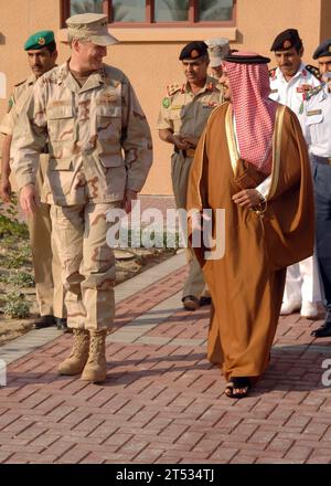 0611280448N-002 Manama, Bahrein (28 novembre 2006) Р U.S. Naval Forces Central Command e U.S. BahrainХs Fleet Commander, Vice Adm. Patrick Walsh, tour Naval Support Activity Bahrain con Crown Prince, sua altezza Shaikh Salman bin Hamad bin Isa al-Khalifa. Walsh ha ospitato una visita con il principe, durante la quale hanno discusso il ruolo di NavyХs in Medio Oriente e le relazioni bilaterali tra l'esercito statunitense e il paese del Bahrein. Marina degli Stati Uniti Foto Stock