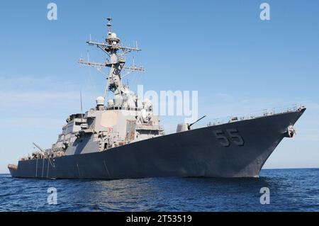 1103037730P-010 MAR MEDITERRANEO (3 marzo 2011) il cacciatorpediniere guidato USS Stout (DDG 55) transita nell'area di responsabilità della 6th Fleet durante un dispiegamento di difesa missilistica balistica di routine. Stout sostiene gli sforzi di cooperazione in materia di sicurezza marittima. Foto Stock