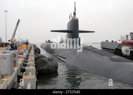 0712119588L-003 NORFOLK, Va. (11 dicembre 2007) il sottomarino missilistico guidato classe Ohio USS Georgia (SSGN 729) poggia pierside presso la Naval Station Norfolk. La Georgia fece una breve sosta a NS Norfolk mentre conduceva prove in mare dopo aver lasciato i cantieri navali di Norfolk il 29 novembre 2007, in seguito alla conversione di shipХs da un missile balistico a un sottomarino missilistico guidato. La Georgia è l'ultimo dei quattro sottomarini ad essere convertiti in SSGN. Marina degli Stati Uniti Foto Stock