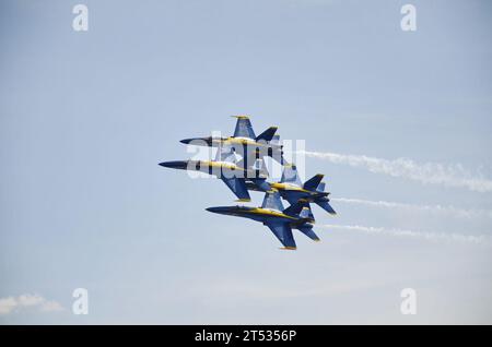 120616CG900-032 BALTIMORE, Md (16 giugno 2012) Blue Angels 1, 2, 3 e 4 - quattro dei sette F/A-18 Hornet della Marina degli Stati Uniti Blue Angels Flight Demonstration Team aerei volano in formazione sopra il porto di Baltimora nella famosa Diamond Formation durante uno spettacolo davanti a una folla di 75.000 persone che ha assistito allo spettacolo durante la Star Spangled Sailabration della città, commemorando il bicentenario della guerra del 1812 e la scrittura dell'Inno Nazionale, la Star Spangled Banner. Navi navali degli Stati Uniti e di altre nazioni marittime stanno commemorando il Bicentenario. F/A-18 Hornet Aircraft e ot Foto Stock