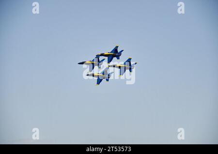 120616CG900-031 BALTIMORE, Md (16 giugno 2012) quattro dei sette F/A-18 Hornet U.S. Navy Blue Angels Flight Demonstration Team Aircraft volano in formazione sopra il porto di Baltimora nella famosa Diamond Formation durante una performance davanti a una folla di 75.000 persone che ha guardato lo spettacolo durante la Star Spangled Sailabration della città, commemorando il bicentenario della guerra del 1812 e la scrittura dell'Inno Nazionale, la Star Spangled Banner. Navi navali degli Stati Uniti e di altre nazioni marittime stanno commemorando il Bicentenario. Gli aerei F/A-18 Hornet e altri tipi di aeromobili del Na Foto Stock