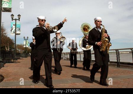 0911036736S-105 NEW ORLEANS (3 novembre 2009) The Navy Band ensemble, New Orleans Brass Band, suona su Canal Street vicino all'acquario di New Orleans durante un evento della New Orleans Navy Week. La New Orleans Navy Week è una delle 21 settimane della Marina pianificate in tutta l'America nel 2009. Le settimane della Marina sono progettate per mostrare agli americani gli investimenti che hanno fatto nella loro Marina e aumentare la consapevolezza nelle città che non hanno una presenza significativa della Marina. Foto Stock