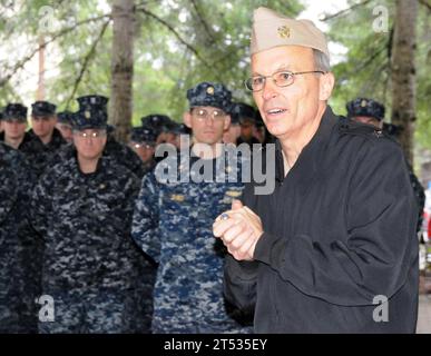 1012167058E-007 BANGOR, Washington (16 dicembre 2010) l'ammiraglio posteriore Bob Hennegan, comandante del gruppo sottomarino 9, si rivolge all'equipaggio blu del sottomarino Trident USS Maine (SSBN 741) durante i quartier generali della base navale Kitsap-Bangor. Il Maine tornò a Bangor il 4 dicembre dopo una pattuglia deterrente strategica di 105 giorni. (Marina degli Stati Uniti Foto Stock