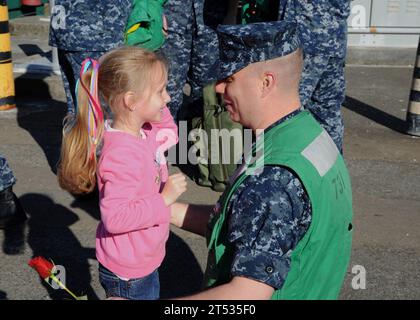 Bangor, figlia, abbraccio, base navale di Kitsap, foto della marina degli Stati Uniti, USS Alabama (SSBN 731), Washington. Foto Stock