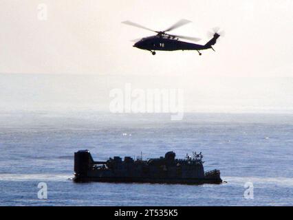 0812064774B-391 PACIFIC OCEAN (6 dicembre 2008) un elicottero MH-60S Knighthawk vola sopra un cuscino d'aria per imbarcazioni da atterraggio dalla nave da carico anfibia USS New Orleans (LPD 18). New Orleans è impegnata in un'esercitazione di certificazione come parte del Boxer Expeditionary Strike Group in preparazione di un'imminente implementazione. Foto Stock