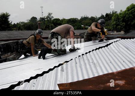 0706296278K-006 PUERTO BARRIOS, Guatemala (29 giugno 2007) Р marinai assegnati al battaglione di costruzione manutenzione unità (CBMU) 202, ricostruire un tetto all'ospedale di Puerto Barrios ChildrenХs. CBMU-202 è collegato alla nave ospedale USNS comfort (T-AH 20) del Military Sealift Command. Comfort è in un dispiegamento umanitario di quattro mesi in America Latina e nei Caraibi per fornire cure mediche ai pazienti in una dozzina di paesi. Mentre è schierato, comfort è sotto il controllo operativo del Southern Command delle forze navali statunitensi e il controllo tattico del Destroyer Squadron (DESRON) 24. Marina degli Stati Uniti Foto Stock