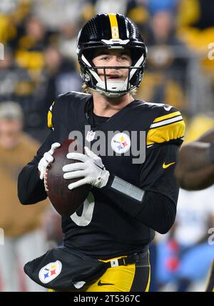 Pittsburgh, Stati Uniti. 2 novembre 2023. Il quarterback dei Pittsburgh Steelers Kenny Pickett (8) lanciò nel primo quarto contro i Jacksonville Jaguars all'Acrisure Stadium giovedì 2 novembre 2023 a Pittsburgh. Foto di Archie Carpenter/UPI credito: UPI/Alamy Live News Foto Stock