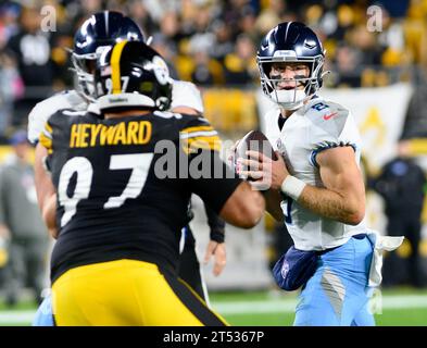 Pittsburgh, Stati Uniti. 2 novembre 2023. Il quarterback dei Tennessee Titans Will Levis (8) lanciò nel primo quarto contro i Pittsburgh Steelers all'Acrisure Stadium giovedì 2023 novembre a Pittsburgh. Foto di Archie Carpenter/UPI. Crediti: UPI/Alamy Live News Foto Stock