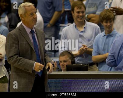 111027QF368-439 CHAPEL HILL, N.C. (27 ottobre 2011) Roy Williams, capo-allenatore della squadra di basket della University of North Carolina, esce dalla sua squadra durante una partita espositiva in preparazione alla partita di basket Quicken Loans Carrier Classic. I Tar Heels giocheranno gli Spartans della Michigan State University a bordo della portaerei USS Carl Vinson (CVN 70) il giorno del Veteran's Day dell'11 novembre. Foto Stock