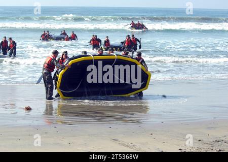 0801162738S-027 CORONADO, California (16 gennaio 2008) gli studenti Basic Underwater Demolition/SEAL si sforzano di completare un lungo esercizio di passaggio di superficie durante la prima fase di addestramento, se riusciranno a sopportare l'anno di intenso addestramento, diventeranno la prossima generazione di Navy SEAL. Marina degli Stati Uniti Foto Stock