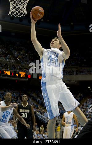 111027QF368-685 CHAPEL HILL, N.C. (27 ottobre 2011) Tyler Zeller, attaccante della University of North Carolina Tar Heels, gareggia in una partita espositiva per prepararsi alla partita inaugurale di pallacanestro Quicken Loans Carrier Classic contro la Michigan State University a bordo della USS Carl Vinson (CVN 70) l'11 novembre. Foto Stock