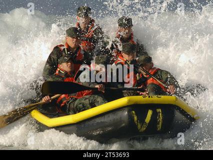 0702025169H-476 CORONADO, California. (2 febbraio 2007) - gli studenti di demolizione/SEAL subacquea di base (BUD/S) cavalcano un'onda sul loro gommone. Il passaggio per il surf favorisce il lavoro di squadra tra i membri dell'equipaggio. Gli studenti BUD/S devono sopportare 27 settimane di intenso addestramento per laurearsi al programma, seguiti da sei mesi di SEAL Qualification Training (SQT) prima di poter indossare il tridente di un SIGILLO della Marina degli Stati Uniti. Marina degli Stati Uniti Foto Stock